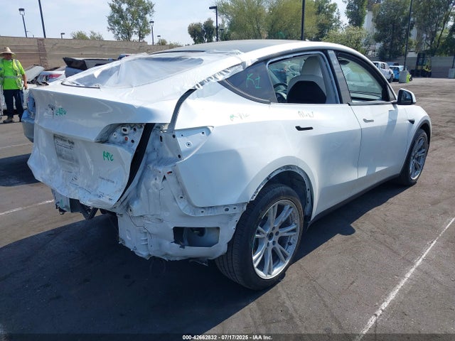 7SAYGDEE6NF345975 Tesla Model Y