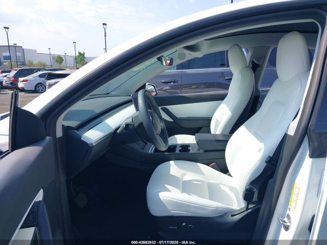 7SAYGDEE6NF345975 Tesla Model Y