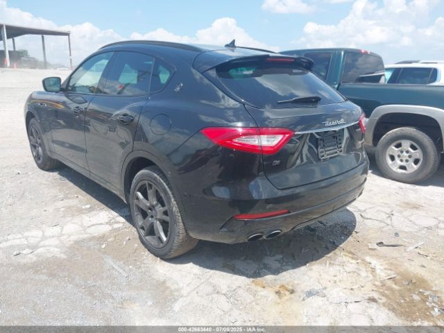 2018 MASERATI LEVANTE ZN661XUS7JX303585 Photo 2