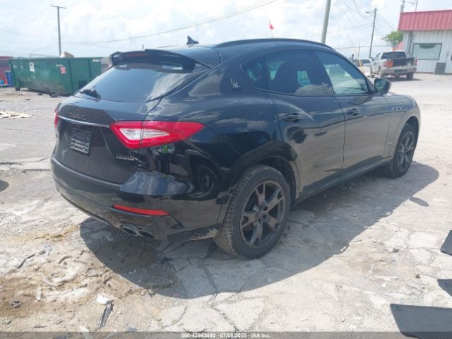 2018 MASERATI LEVANTE ZN661XUS7JX303585 Photo 3