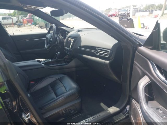2018 MASERATI LEVANTE ZN661XUS7JX303585 Photo 4