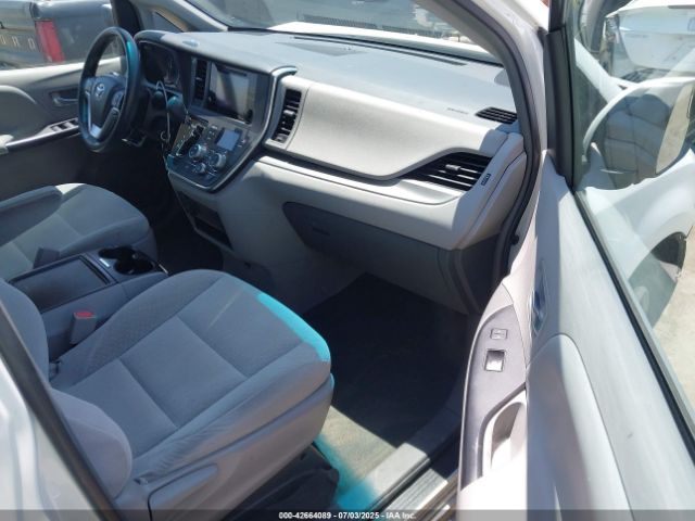 2017 TOYOTA SIENNA 5TDKZ3DC3HS783912 Photo 4