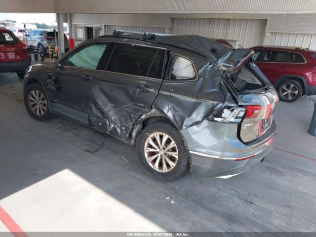 2018 VOLKSWAGEN TIGUAN 3VV3B7AXXJM213579 Photo 2