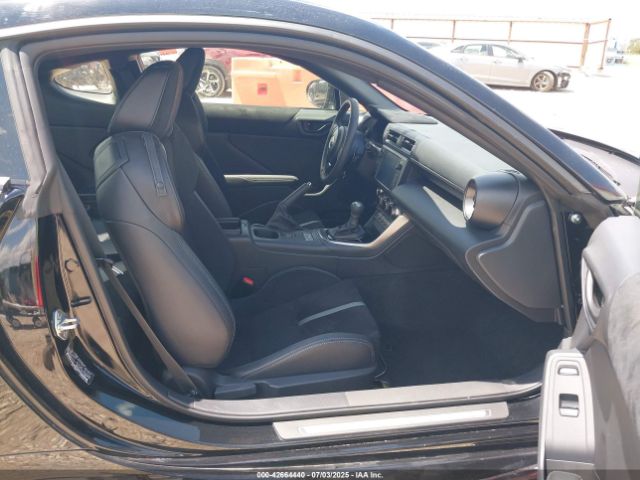 2025 TOYOTA GR86 JF1ZNBE14S8753661 Photo 4