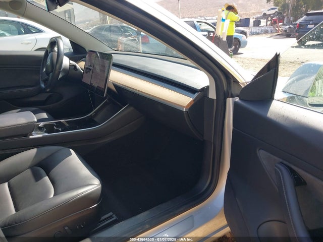2018 TESLA MODEL 3 5YJ3E1EA0JF042256 Photo 4