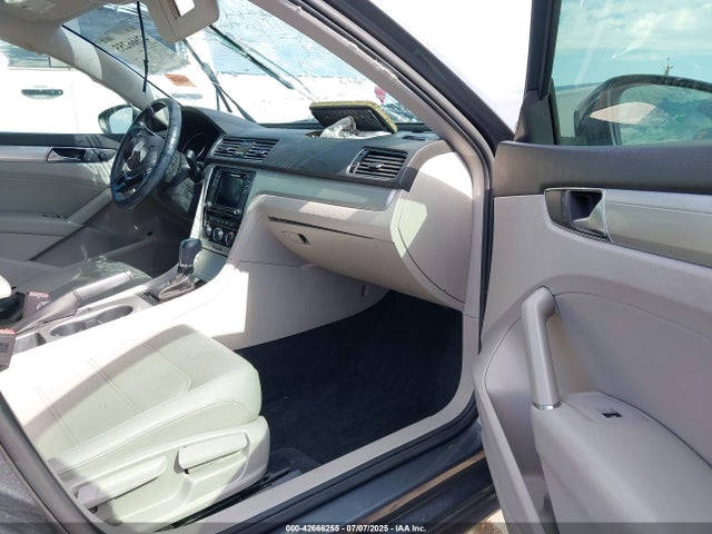 1VWLA7A32KC004903 Volkswagen 2019