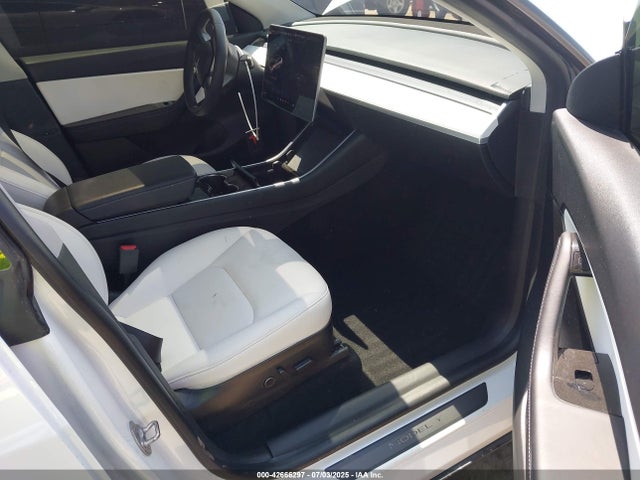5YJYGDEE9MF118520 Tesla 2021
