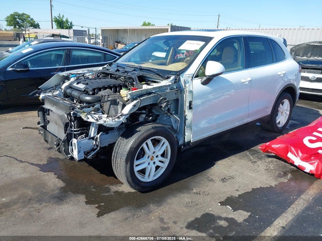 Porsche 2016 2016 WP1AA2A21GKA13141 Image 2