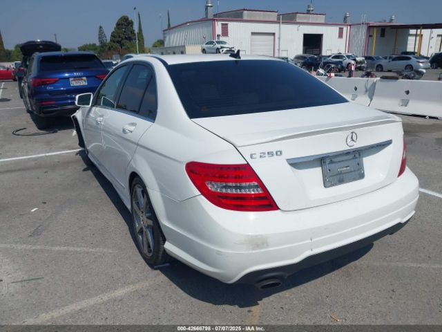 2014 MERCEDES-BENZ C 250 WDDGF4HBXEG230031 Photo 2