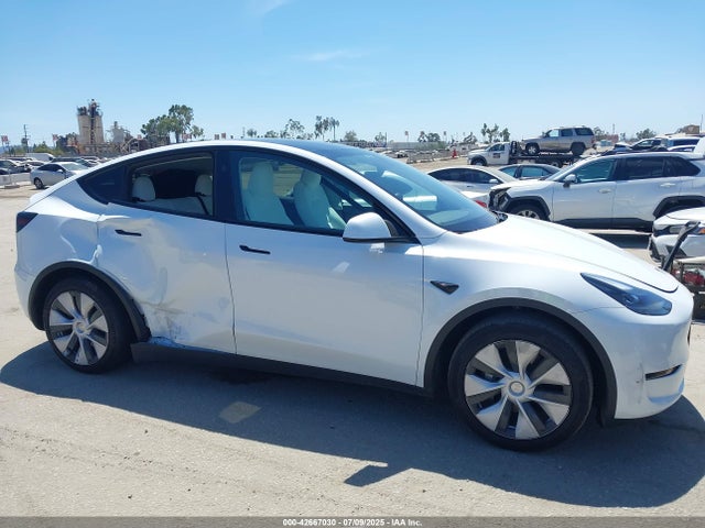 Tesla Model Y 2024 7SAYGDED0RF052621 Image 13