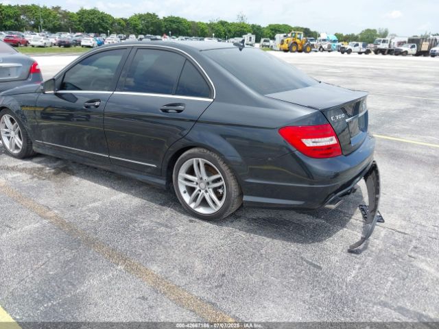 2013 MERCEDES-BENZ C 300 WDDGF8AB5DA817031 Photo 2