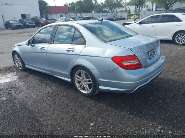 2013 MERCEDES-BENZ C 250 WDDGF4HB9DA785179 Photo 2