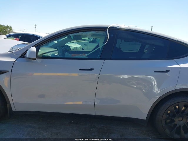 7SAYGDEE2NF382991 Tesla Model Y
