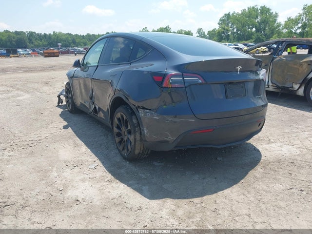 2024 TESLA MODEL Y 7SAYGDEE9RA282051 Photo 2