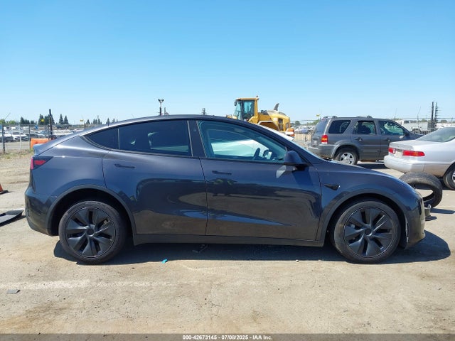Tesla Model Y 2024 7SAYGAEE2RF124068 Image 14