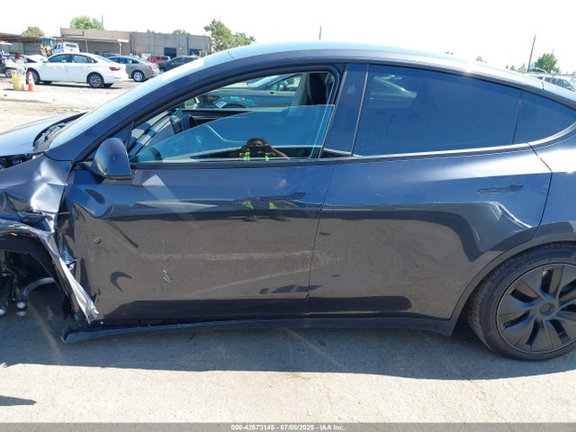 Tesla Model Y 2024 7SAYGAEE2RF124068 Image 15