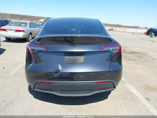 Tesla Model Y 2024 7SAYGAEE2RF124068 Image 17