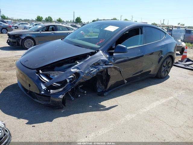 Tesla Model Y 2024 7SAYGAEE2RF124068 Image 2
