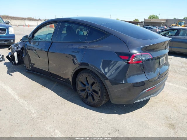Tesla Model Y 2024 7SAYGAEE2RF124068 Image 3