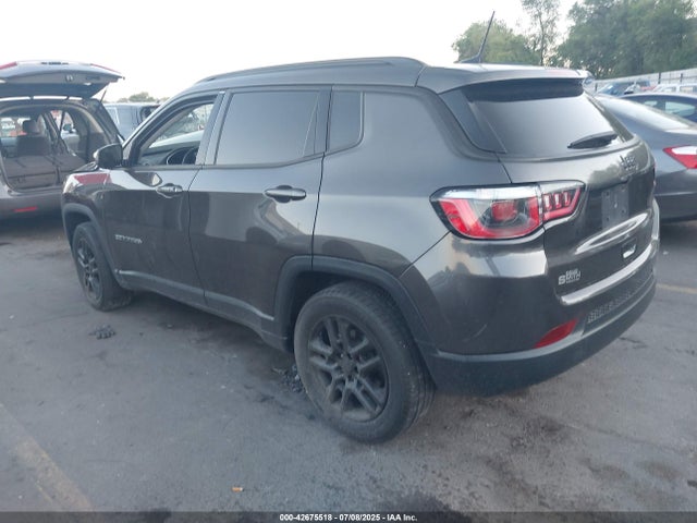 3C4NJCBB8JT425389 Jeep 2018