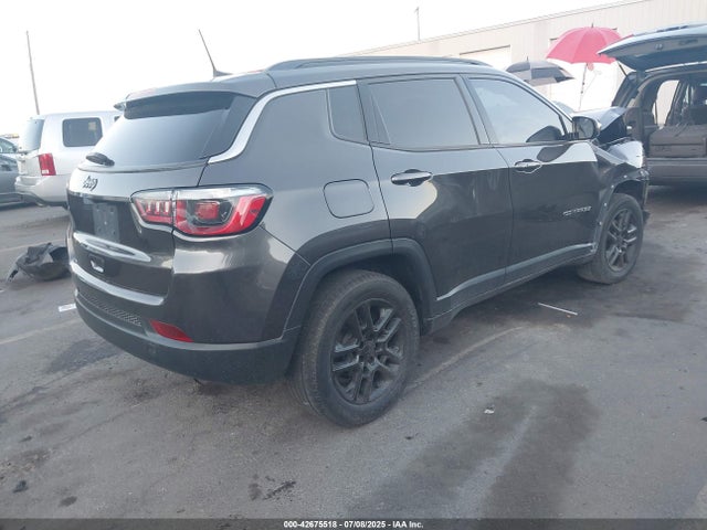 3C4NJCBB8JT425389 Jeep 2018