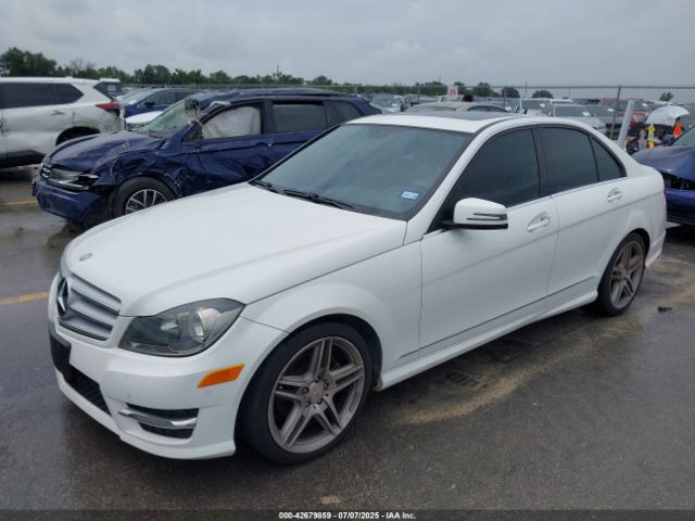 2013 MERCEDES-BENZ C 250 WDDGF4HB8DA803879 Photo 1