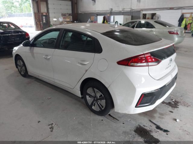 2017 HYUNDAI IONIQ HYBRID KMHC65LC1HU030557 Photo 2