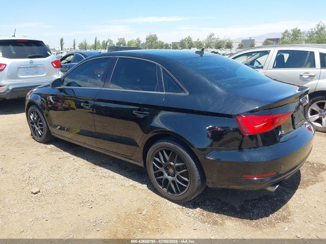 2015 AUDI A3 WAUACGFF2F1097587 Photo 2