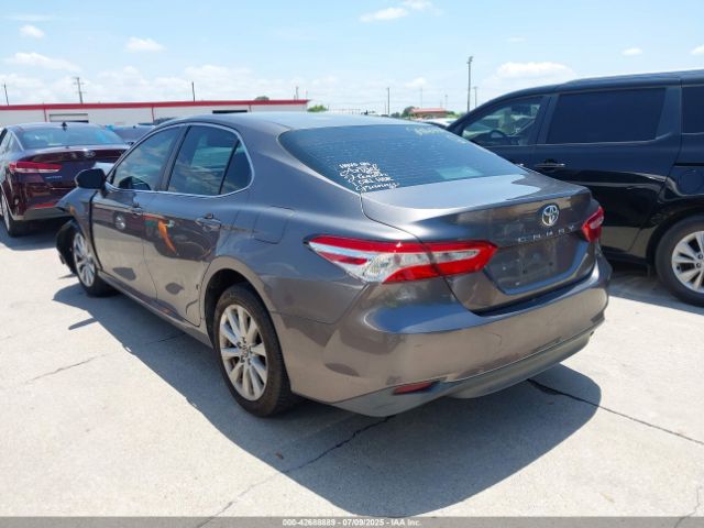 2018 TOYOTA CAMRY 4T1B11HK4JU574530 Photo 2