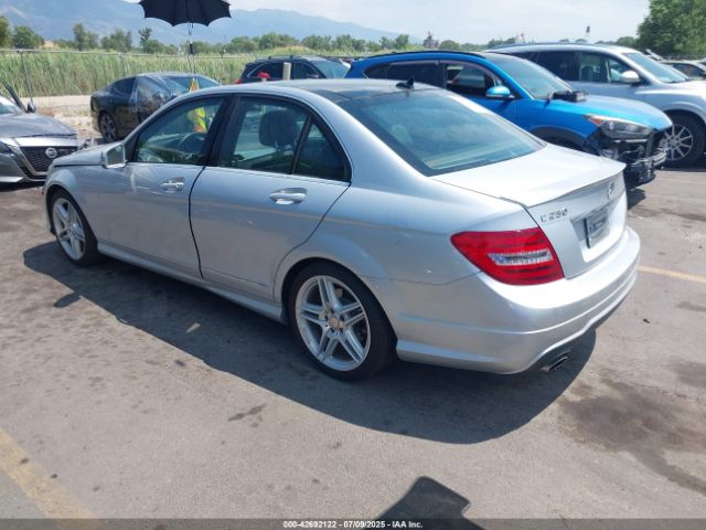2013 MERCEDES-BENZ C 250 WDDGF4HB3DR272334 Photo 2