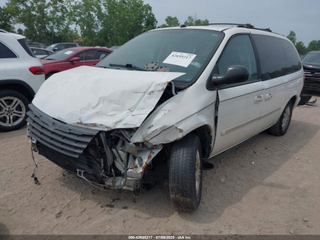 2005 CHRYSLER TOWN & COUNTRY 2C4GP54L25R582210 Photo 1