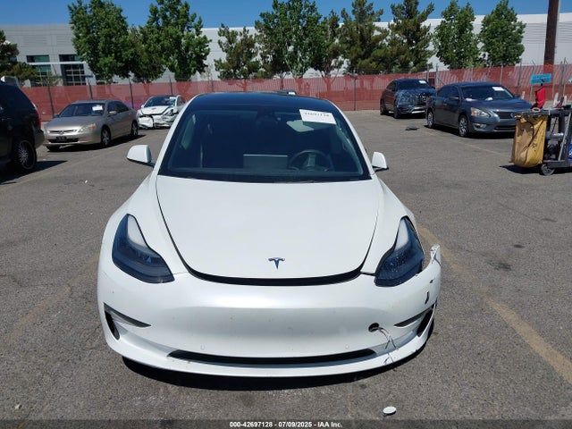 5YJ3E1EA6NF116012 Tesla 2022