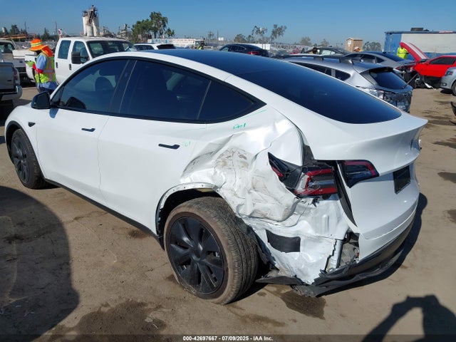 2025 TESLA MODEL Y 7SAYGAEE8SF218428 Photo 2