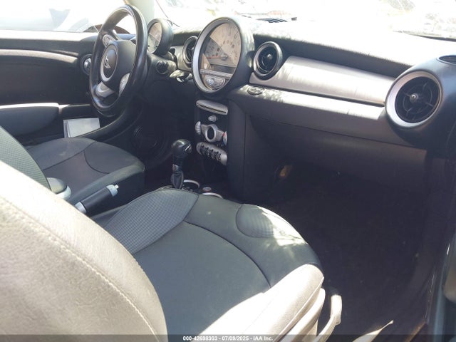 2010 MINI COOPER WMWMF3C55ATZ24908 Photo 4