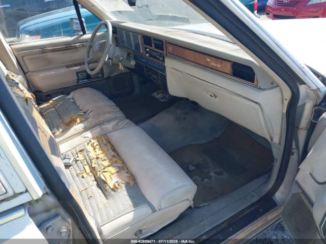 1985 LINCOLN TOWN CAR 1LNBP96F9FY674464 Photo 4