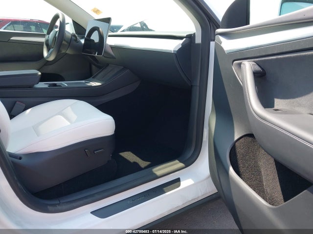 2024 TESLA MODEL Y 7SAYGDED8RF201955 Photo 4