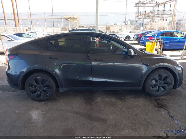 7SAYGDED0SF279233 Tesla Model Y