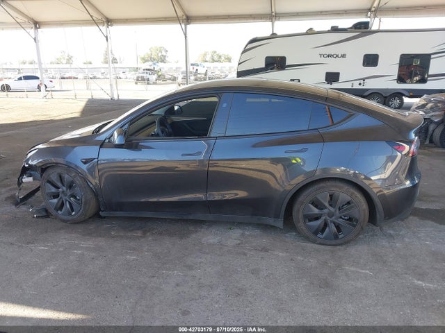 7SAYGDED0SF279233 Tesla Model Y