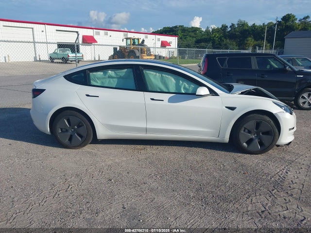 5YJ3E1EB4MF055329 Tesla 2021