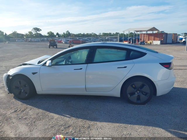 5YJ3E1EB4MF055329 Tesla 2021