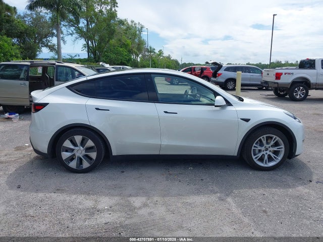 7SAYGAEE9NF429450 Tesla Model Y