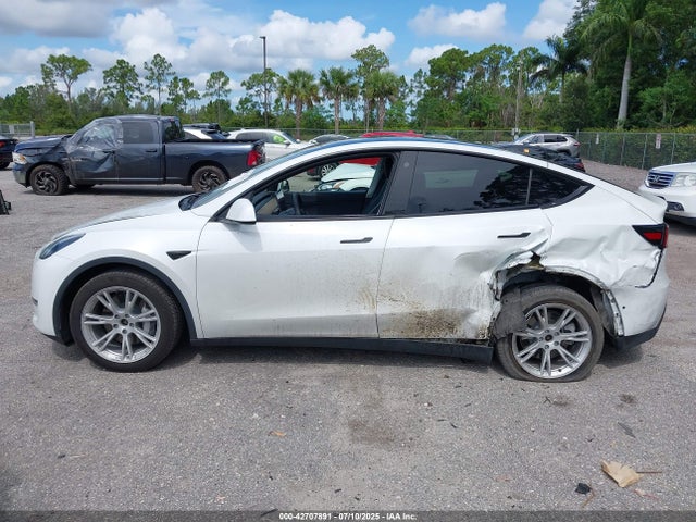 7SAYGAEE9NF429450 Tesla Model Y