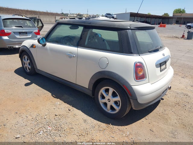 2010 MINI COOPER WMWMF3C51ATZ23464 Photo 2