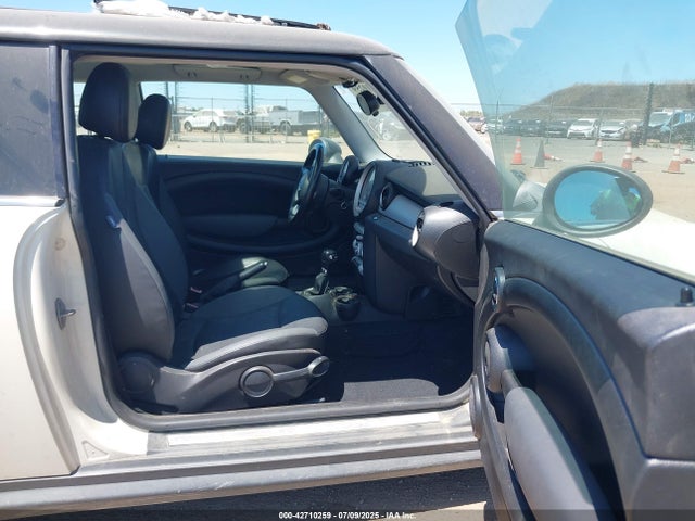2010 MINI COOPER WMWMF3C51ATZ23464 Photo 4