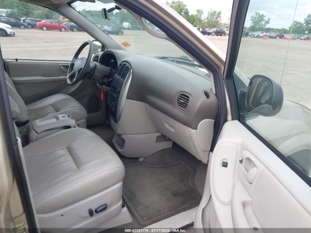 2005 CHRYSLER TOWN & COUNTRY 2C4GP54L05R314188 Photo 4