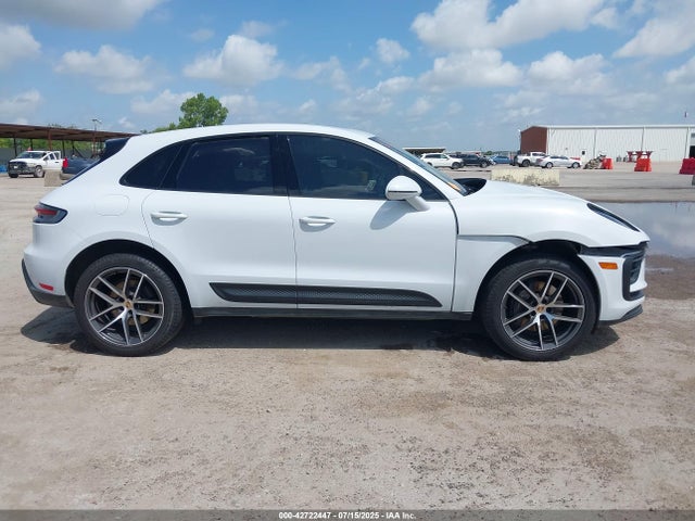Porsche Macan 2024 WP1AA2A54RLB00152 Image 13