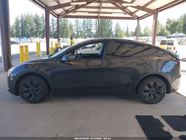 7SAYGDEE4RF119942 Tesla Model Y