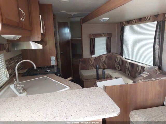 Coachmen Catalina 2015 5ZT2CAUB0FA019876 Image 5