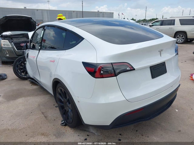 2024 TESLA MODEL Y 7SAYGDED2RF035190 Photo 2