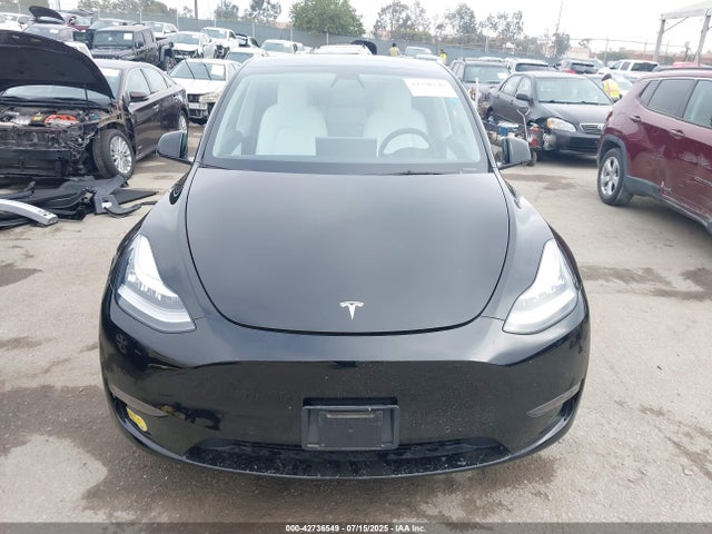 5YJYGDEE4MF256319 Tesla 2021
